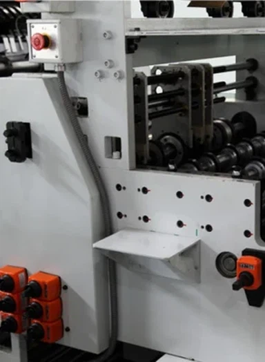 Máquina automática para fabricar bolsas de tipo interpolado